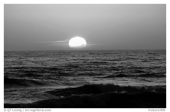 Disc of sun setting in  pacific, Shi-shi beach. Olympic National Park, Washington, USA.