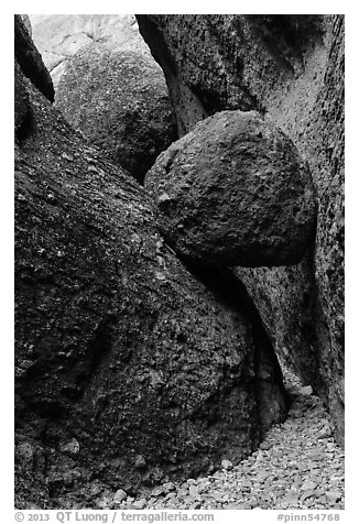 Boulder wedged in slot, Balconies Caves. Pinnacles National Park (black and white)