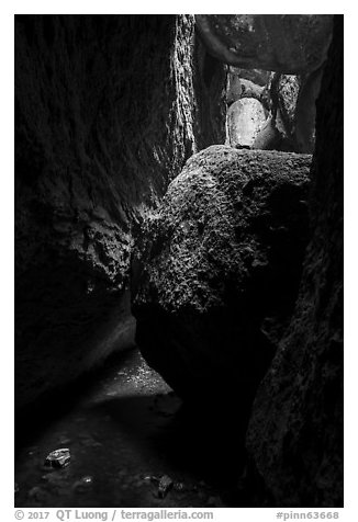 Jammed boulders, Lower Bear Gulch cave. Pinnacles National Park (black and white)
