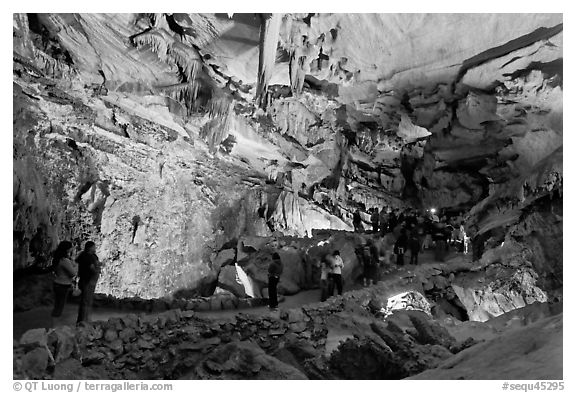 Tourists in huge Subterranean room, Crystal Cave. Sequoia National Park, California, USA.