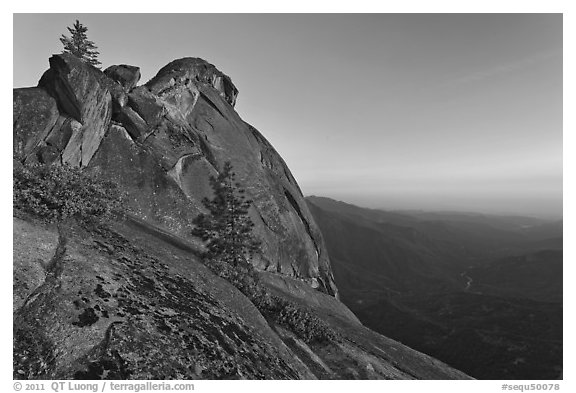 Moro Rock and Kaweah River valley at sunset. Sequoia National Park, California, USA.