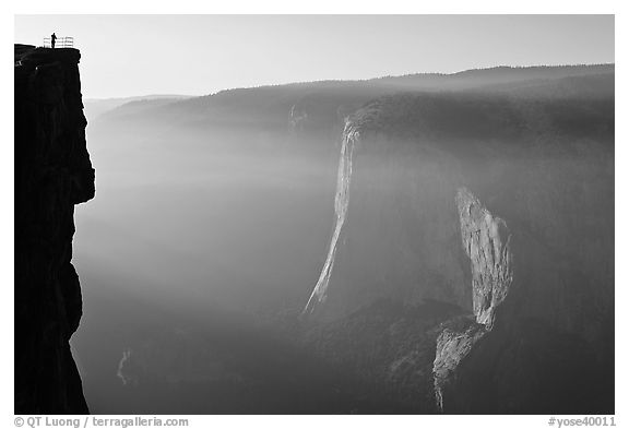 Profile Cliff overlook with commanding view of Yosemite Valley, late afternoon. Yosemite National Park, California, USA.