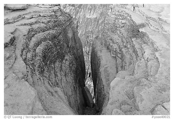 Fissures near Taft Point. Yosemite National Park (black and white)