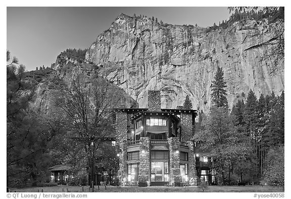 Ahwahnee hotel and cliffs. Yosemite National Park, California, USA.