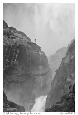 Gully between Upper and Lower Yosemite Falls. Yosemite National Park (black and white)