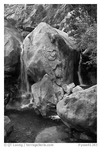 Base of Wapama fall in summer, Hetch Hetchy. Yosemite National Park, California, USA.