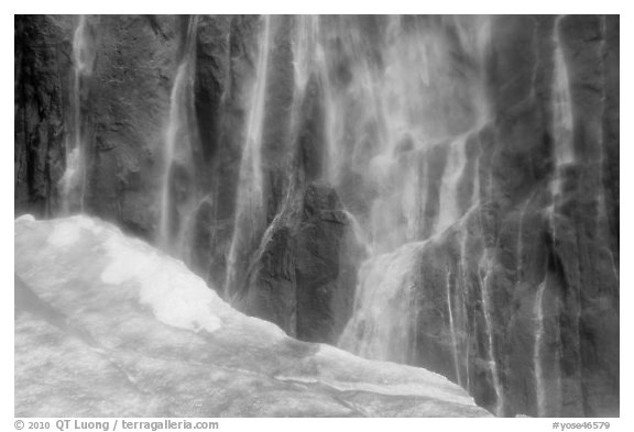 Neve at the base of Ribbon Falls. Yosemite National Park (black and white)