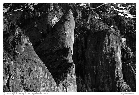 Cliffs and Leaning Tower. Yosemite National Park (black and white)