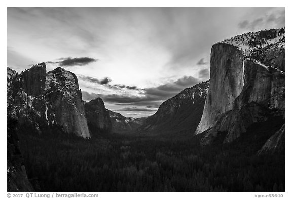 Reverse Tunnel View. Yosemite National Park (black and white)