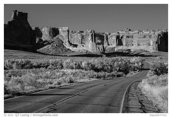 Road, Courthouse wash and Courthouse towers. Arches National Park (black and white)