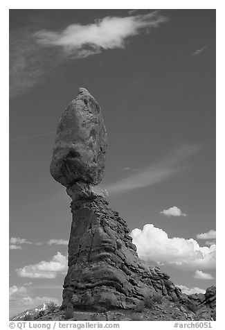 Balanced Rock. Arches National Park, Utah, USA.