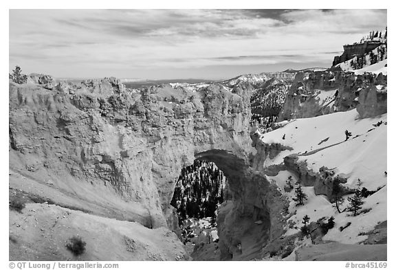 Natural arch in winter. Bryce Canyon National Park, Utah, USA.