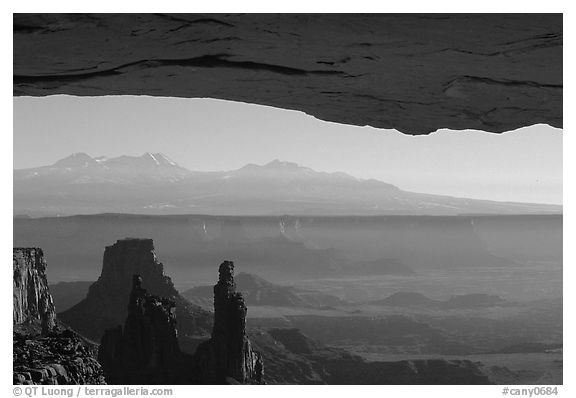 Mesa Arch, pinnacles, La Sal Mountains, early morning, Island in the sky. Canyonlands National Park, Utah, USA.