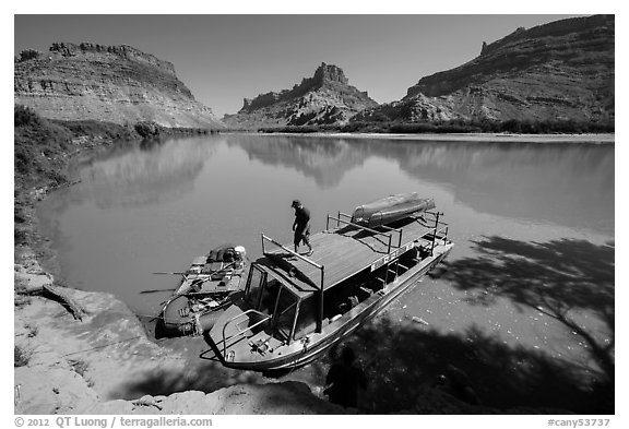 Jetboat and raft at Spanish Bottom. Canyonlands National Park, Utah, USA.