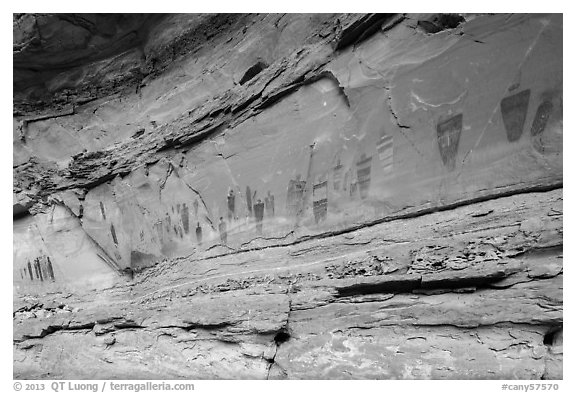 Oblique view of entire Great Gallery panel, Horseshoe Canyon. Canyonlands National Park, Utah, USA.