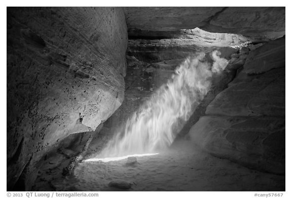 Chamber and sunray, the Dollhouse, Maze District. Canyonlands National Park, Utah, USA.