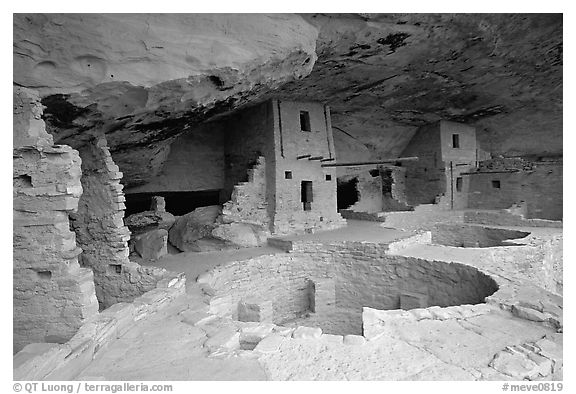 Kiva in Balcony House, Chapin Mesa. Mesa Verde National Park (black and white)