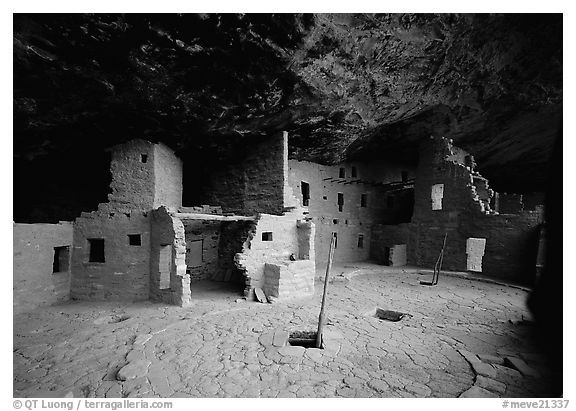 Spruce Tree house. Mesa Verde National Park (black and white)