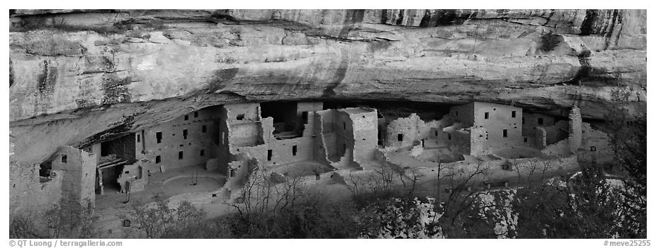 Spruce Tree House under rock overhang. Mesa Verde National Park (black and white)