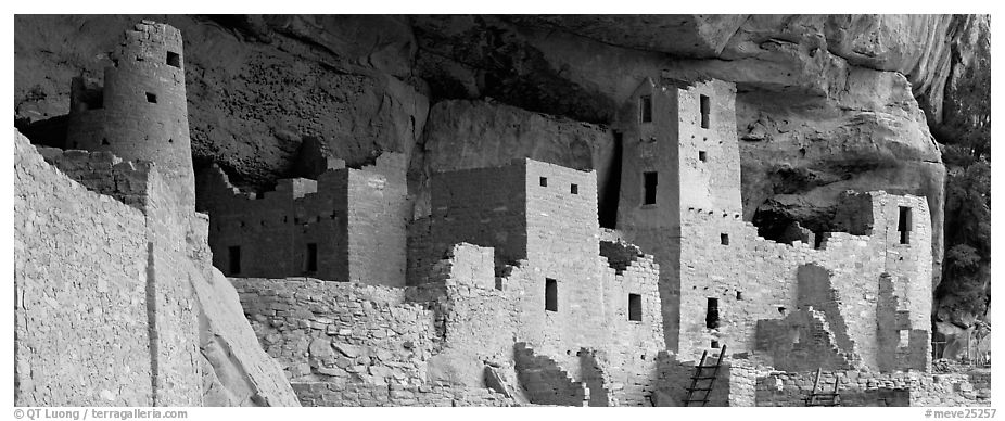 Anasazi cliff dwelling. Mesa Verde National Park (black and white)