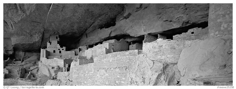 Cliff Palace, largest Anasazi cliff dwelling. Mesa Verde National Park (black and white)