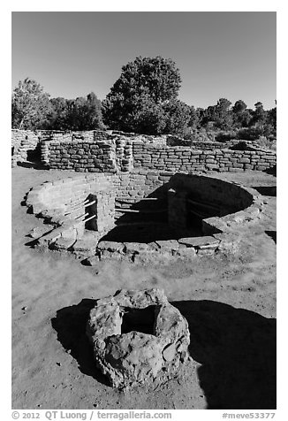 Oven and kiva, Coyote Village. Mesa Verde National Park (black and white)