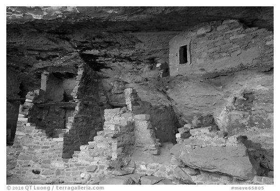 Walls in alcove, Mug House. Mesa Verde National Park (black and white)