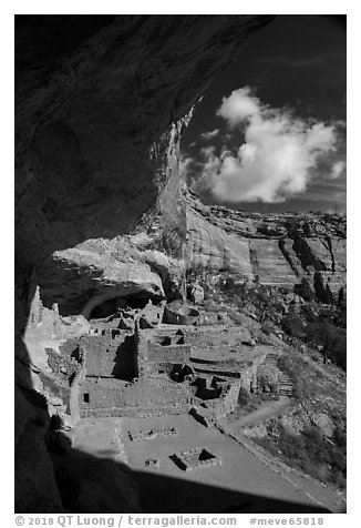 Alcove and Long House, Wetherill Mesa. Mesa Verde National Park (black and white)