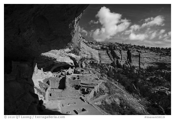 Long House nested in rock alcove, Wetherill Mesa. Mesa Verde National Park (black and white)