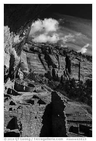 Long House Ancestral Pueblo ruins and cliffs, Wetherill Mesa. Mesa Verde National Park (black and white)