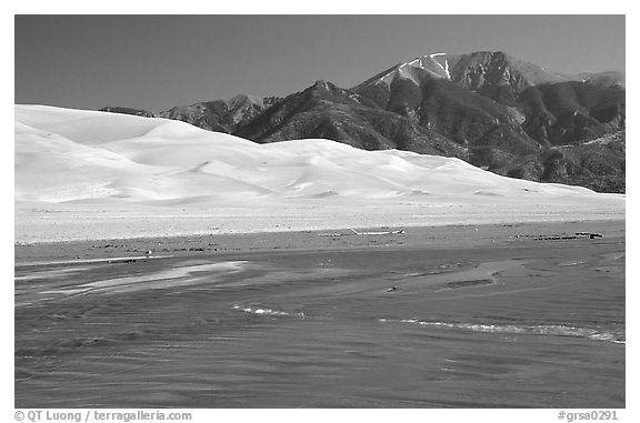 Mendonca creek, dunes and Sangre de Christo mountains. Great Sand Dunes National Park, Colorado, USA.