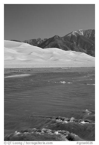 Medano creek, Sand Dunes, and Sangre de Cristo Mountains. Great Sand Dunes National Park, Colorado, USA.