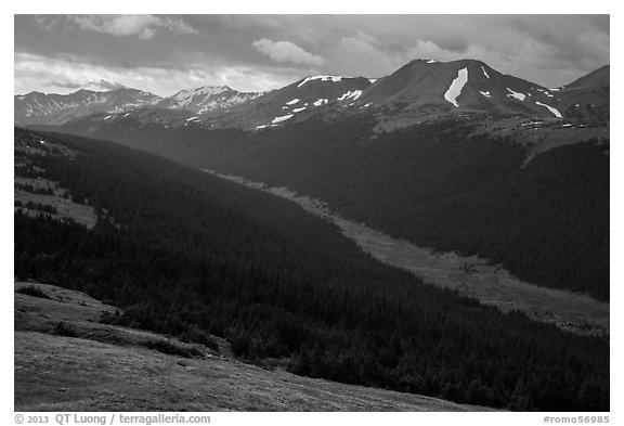 Kawuneeche Valley and Never Summer Mountains. Rocky Mountain National Park, Colorado, USA.