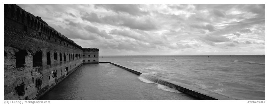 Fort Jefferson wall and ocean. Dry Tortugas  National Park (black and white)