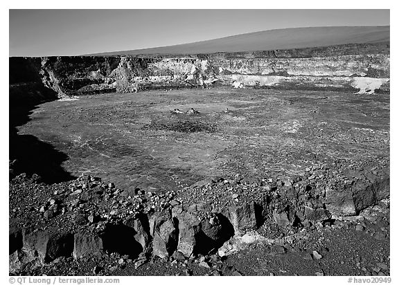 Crack, Halemaumau crater overlook,  Mauna Loa, early morning. Hawaii Volcanoes National Park, Hawaii, USA.