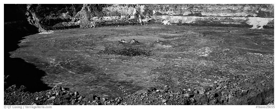 Halemaumau crater. Hawaii Volcanoes National Park (black and white)