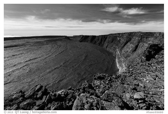 Mokuaweoweo caldera from Mauna Loa secondary summit rim. Hawaii Volcanoes National Park, Hawaii, USA.