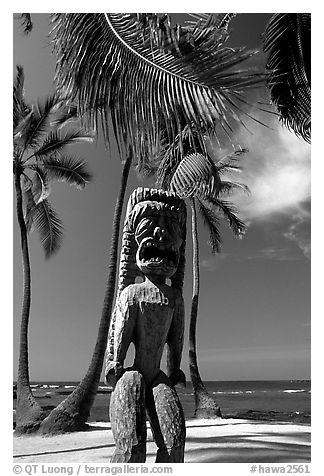 Polynesian idol, Place of Refuge, Puuhonua o Honauau National Historical Park. Big Island, Hawaii, USA (black and white)