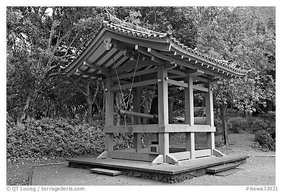 Bon-Sho, or sacred bell of Byodo-In temple. Oahu island, Hawaii, USA