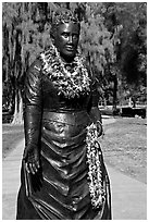 Statue of queen with fresh flower leis. Waikiki, Honolulu, Oahu island, Hawaii, USA (black and white)
