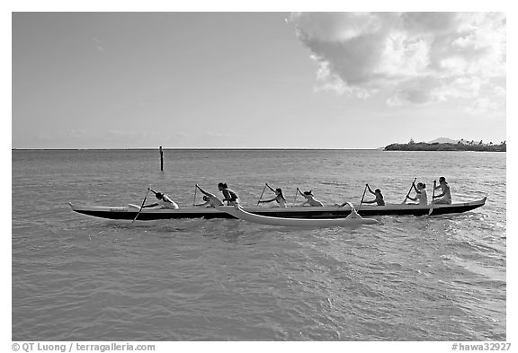 Outrigger canoe, Maunalua Bay, late afternoon. Oahu island, Hawaii, USA (black and white)