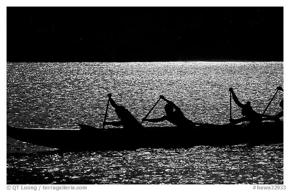 Backlit hawaiian canoe paddlers, Maunalua Bay, late afternoon. Oahu island, Hawaii, USA