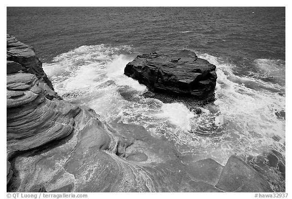 Layered rocks, Portlock. Oahu island, Hawaii, USA (black and white)