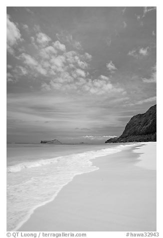 Sand, turquoise waters, and cliff, Waimanalo Beach. Oahu island, Hawaii, USA (black and white)