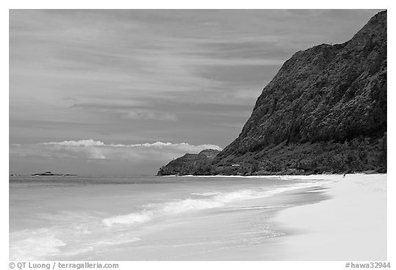 Waimanalo Beach and pali. Oahu island, Hawaii, USA (black and white)