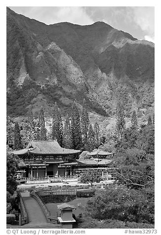Byodo-In temple and Koolau Mountains, Valley of the Temples, morning. Oahu island, Hawaii, USA