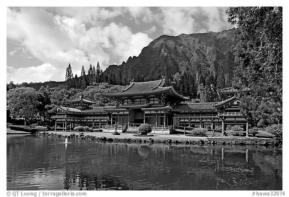 Byodo-In temple and Koolau Mountains, morning. Oahu island, Hawaii, USA