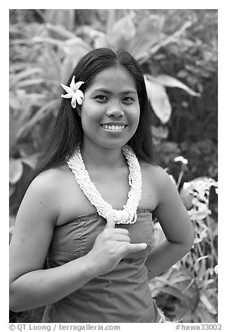 Tahitian woman making the traditional welcome gesture. Polynesian Cultural Center, Oahu island, Hawaii, USA (black and white)