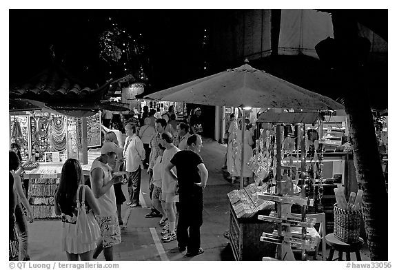Shoppers amongst craft stands, International Marketplace. Waikiki, Honolulu, Oahu island, Hawaii, USA (black and white)