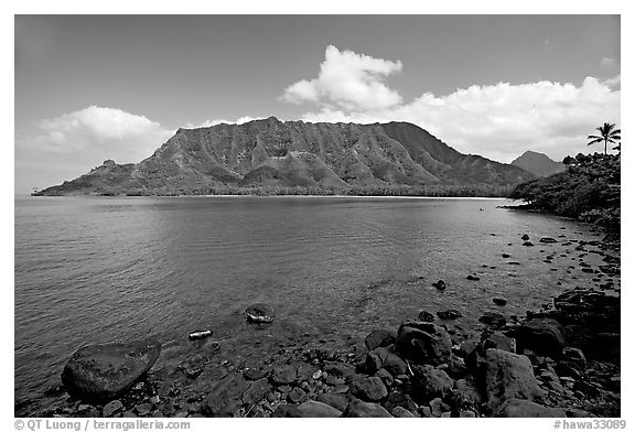 Kahana Bay, afternoon. Oahu island, Hawaii, USA